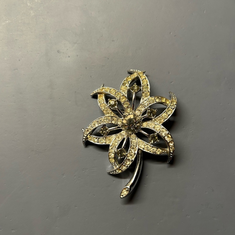 Vintage Sarah Coventry Elegant Gold Flower Brooch
